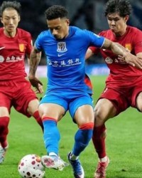 申花半场进两球追平重庆铜梁龙，但坏消息是下轮可能只剩一名外援可战